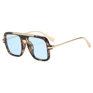 Retro Quadratische Sonnenbrille mit Schildpatt-Gestell und blauen Gläsern für Damen.