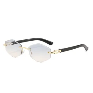 Schicke rahmenlose Sechskant-Sonnenbrille mit Farbverlaufsgläsern und schwarzen Bügeln.