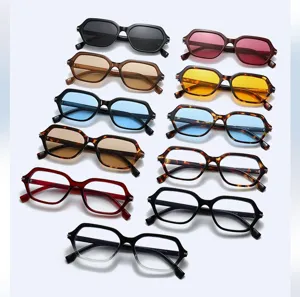 Modische quadratische Sonnenbrille mit bunten Fassungen und Gläsern für stilvolle Styles.