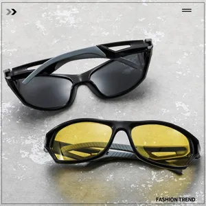 Primer plano de gafas de sol deportivas Y2K con lentes oscuras y amarillas, diseño futurista.