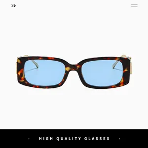 Detailansicht der trendigen eckigen Schildpatt Sonnenbrille mit hellblauen Gläsern.