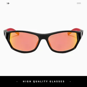 Primer plano detallado de elegantes gafas de sol deportivas Y2K con montura negra y lentes reflectantes.