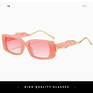 Modische rosafarbene quadratische Sonnenbrille mit elegantem goldenem Wellenbügel für Damen.