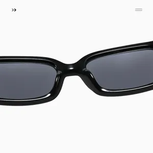 Detailansicht moderner schwarzer schmaler rechteckiger Sonnenbrillen, cooler Streetwear-Look.