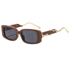 Streetstyle braune rechteckige Sonnenbrille für Damen und Herren mit goldenen Bügeln.