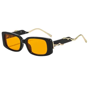Modische schwarze rechteckige Sonnenbrille mit leuchtend orangen Gläsern und goldenen Bügeln.