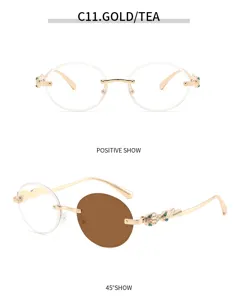 Detailansicht luxuriöser Vintage-Goldmetall-Rollenbrille mit verzierten Schlangen-Bügeln.