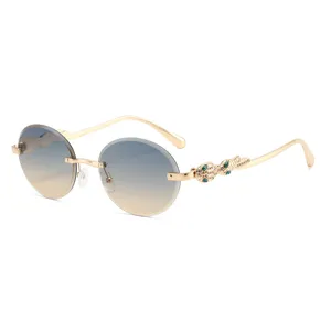 Vintage runde Sonnenbrille mit Farbverlauf, Goldmetallrahmen und Schlangenbügeln.