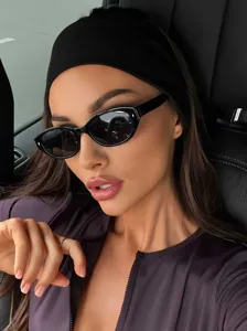 Schwarze Vintage Katzenauge Sonnenbrille Damen, schmaler Retro Rahmen fuer modische Streetwear.