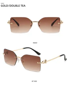 Détail en gros plan de lunettes de soleil sans monture dégradées marron et branches dorées.
