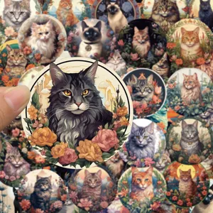 Gros plan sur les autocollants impermeables de chat mignon, parfaits pour decorer les casques.