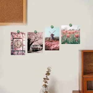 Primo piano di carte decorative da parete estetiche, dettagli di cartoline d'arte per la camera.