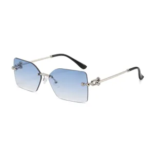 Lunettes de soleil sans monture bleu dégradé chic pour femmes avec branches métalliques.