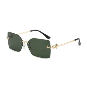 Lunettes de soleil sans monture carrées tendance pour femmes verres verts branches dorées.