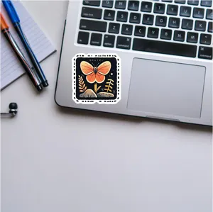 Primer plano de pegatina de sello de mariposa retro en teclado de portátil, escritorio estético.