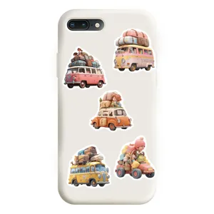 Vue détaillée de mignons autocollants de voiture de voyage de dessin animé 3D sur un coque.