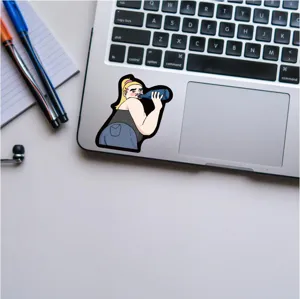 Sticker étanche drôle de fille de dessin animé montré sur le bureau vue en détail