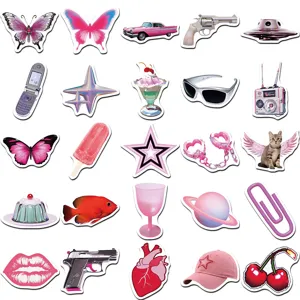 Détails en gros plan d'autocollants esthétiques rose Y2K avec divers designs rétro pour décors.