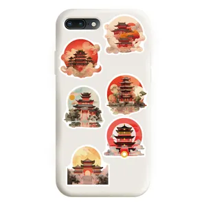 Vista detallada de una funda blanca para teléfono decorada con pegatinas de palacio chino.