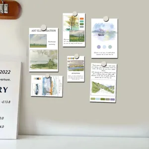 Detailansicht von künstlerischen Landschafts-Dekorationskarten an einer sauberen Wand.