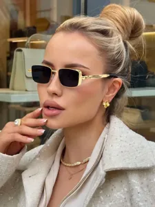 Lunettes de soleil steampunk carrées rétro pour femmes, monture en métal élégante et chic.