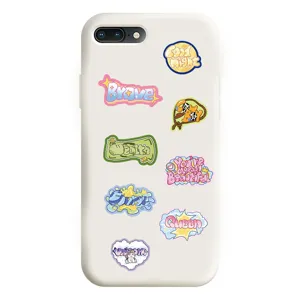 Detailopname van een wit telefoonhoesje versierd met kleurrijke cartoon graffiti stickers.