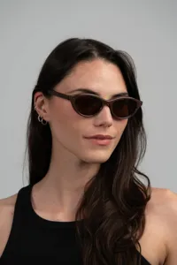Starke Damen Oval Cat-Eye Sonnenbrille mit schicken Nieten-Details und braunen Gläsern.