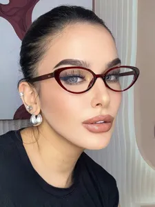 Detailansicht Damen rote Katzenauge Brille Gestell, leichte Retro optische Brillen Form.