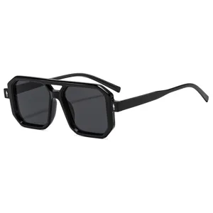 Klassische schwarze Piloten-Sonnenbrille mit dickem Acetatgestell und metallischen Pfeil-Details.