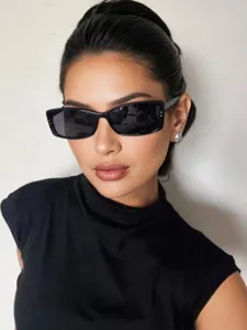 Detailaufnahme der schwarzen Rechteck-Sonnenbrille mit schicken Retro-Fassungen u. dunklen Gläsern.