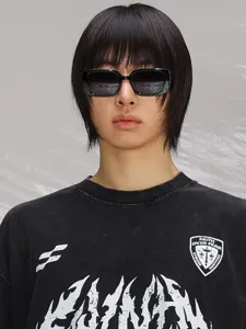 Nahaufnahme Detail der retro quadratischen schwarzen Sonnenbrille getragen vom Modell.
