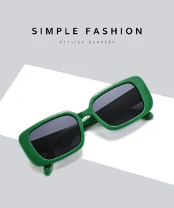 Grüne rechteckige Sonnenbrille Detail, dicker Rahmen, moderner Retro-Modestil Nahaufnahme.