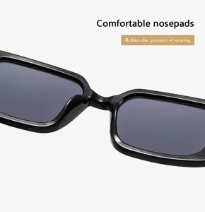 Detailaufnahme von schwarzen quadratischen Sonnenbrillen Nasenpölstern, bequemes Design.
