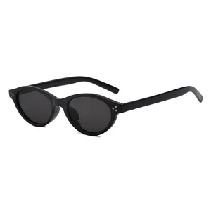 Modische ovale Damen Sonnenbrille 2025 Cat-Eye Stil mit UV-Schutz und schicken Nieten-Details.