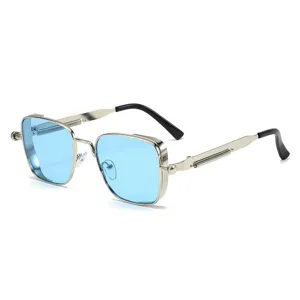 Lunettes de soleil steampunk carrées rétro avec monture métallique et verres bleus clairs.