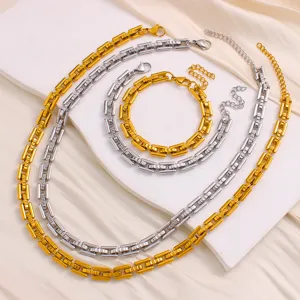 Conjunto de joyas de collar y pulsera de eslabones geométricos de acero dorado y plateado.