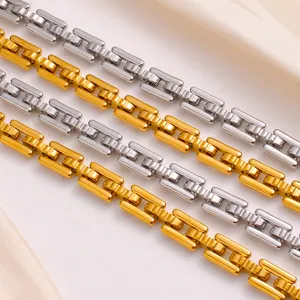 Primer plano de cadena de acero inoxidable, cadenas de eslabones metálicos dorados.