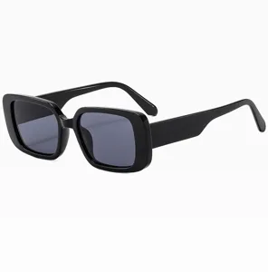 Detailansicht der retro quadratischen schwarzen Sonnenbrille mit dickem Rahmen und dunklen Gläsern.
