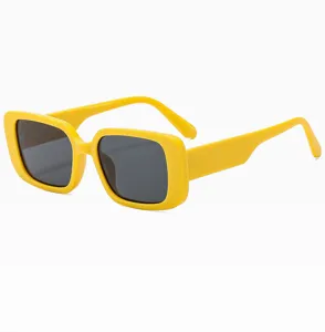 Nahaufnahme von trendigen gelben dicken Sonnenbrillen mit dunklen Gläsern im Retro-Stil.