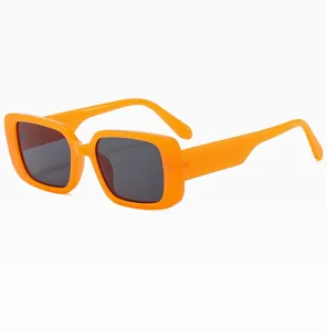 Nahaufnahme von Retro klobigen quadratischen Sonnenbrillen mit leuchtend orangen Fassungen.