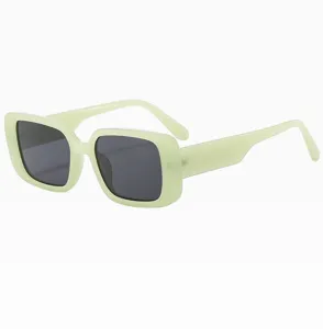Retro mintgrüne quadratische Sonnenbrille Detailansicht, dicker Rahmen stilvolle Brille.