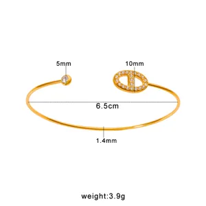 Vergoldetes Titanstahl Armband mit Zirkonia Steinen und geformten geometrischen Gliedern.