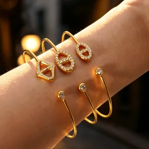 Elegantes vergoldetes Zirkon Titanstahl Armband Detail, schickes modisches Frauenschmuck Stück.