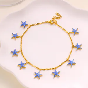 Close-up detail van gouden kleur ketting met schattige blauwe emaille sterren zomer