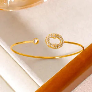 Exquisites minimalistisches vergoldetes Armband mit funkelnden Zirkonia-Details verziert.