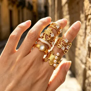 Συλλογή από χρυσά ανοξείδωτα ανοιχτά δαχτυλίδια με σχέδιο φύλλου φοίνικα και πέρλες.
