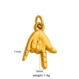 Pendentif minimaliste plaqué or en forme de geste de main accessoire de mode élégant.