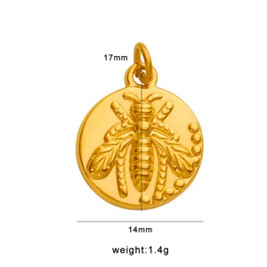 Vue détaillée du pendentif abeille doré indiquant les dimensions hauteur 17mm largeur 14mm.