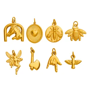 Ensemble de pendentifs en métal doré exquise avec fées d'animaux mignons et motifs symboliques.