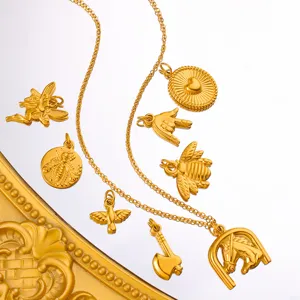 Vue détaillée du collier à pendentifs multiples plaqué or avec cheval et abeille.